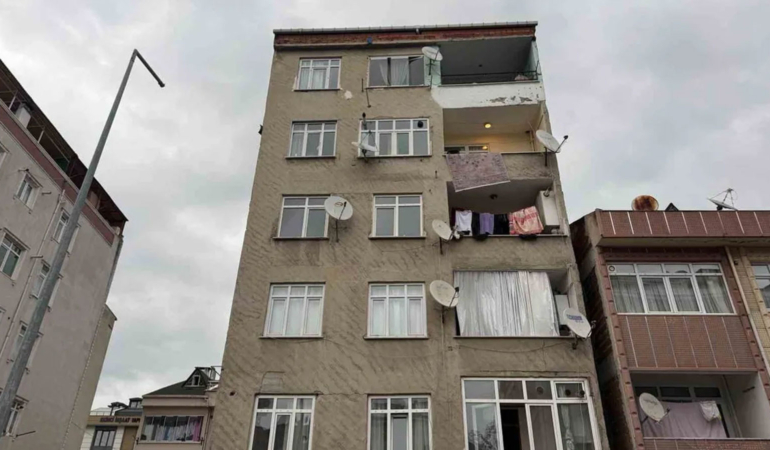 Küçükçekmece’de 7 katlı binadaki dairede fayanslar çatladı: Bina tahliye edildi