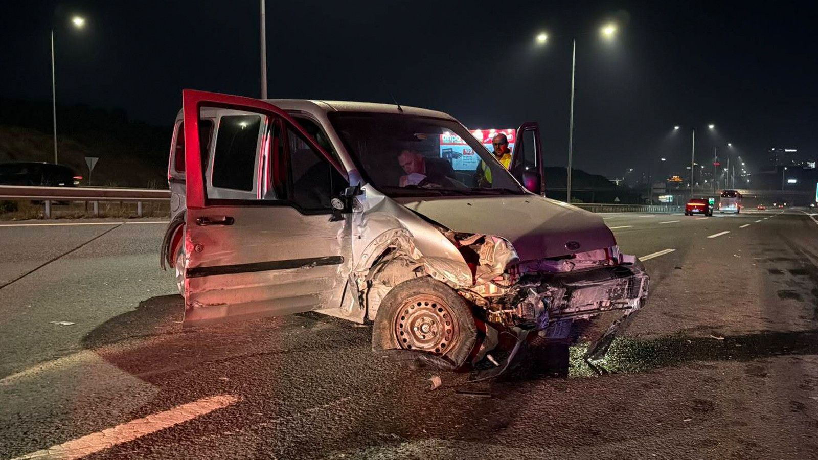kuzey-marmarada-olumlu-kaza-once-bariyerlere-ardindan-otomobile-carpti-iviz.jpg