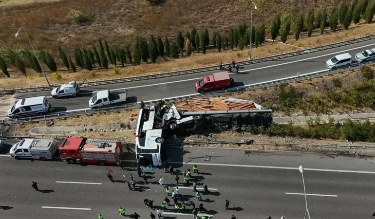 Manisa’daki feci kazada otobüs ve tır şoförü tutuklandı
