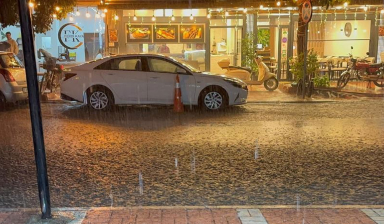Mersin’de 1 saatlik yağmur taşkına neden oldu: Sürücüler zor anlar yaşadı
