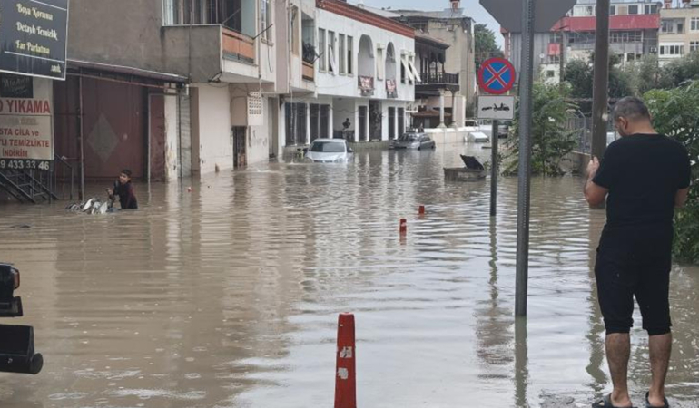 Mersin’de sağanak sele dönüştü: Sokakları su bastı, araçlar mahsur kaldı