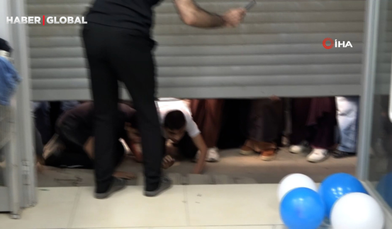 “Ne alırsan 100 TL” kampanyasını duyan geldi, izdiham anları kameraya yansıdı