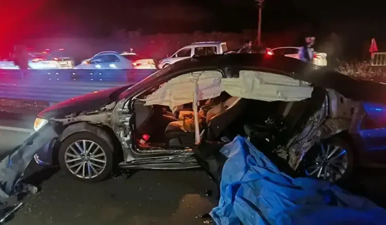 Otomobil bariyerlere çaptı: 2 ölü, 2 yaralı