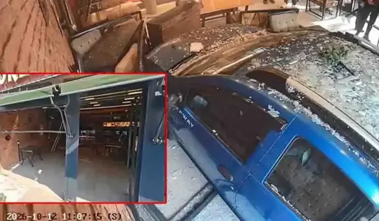 Otomobil park halindeki araca çarpıp börekçiye girdi
