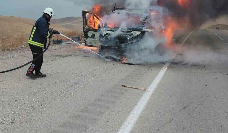 Seyir halindeki kamyonet alev alev yandı