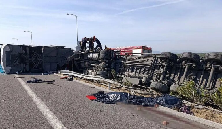 TIR ile otobüs çarpıştı: Çok sayıda can kaybı ve yaralı var